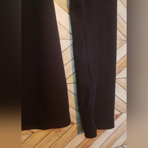 Ribbed Black L/S Scoop Neck Top | Size Small - Picture 3 of 3